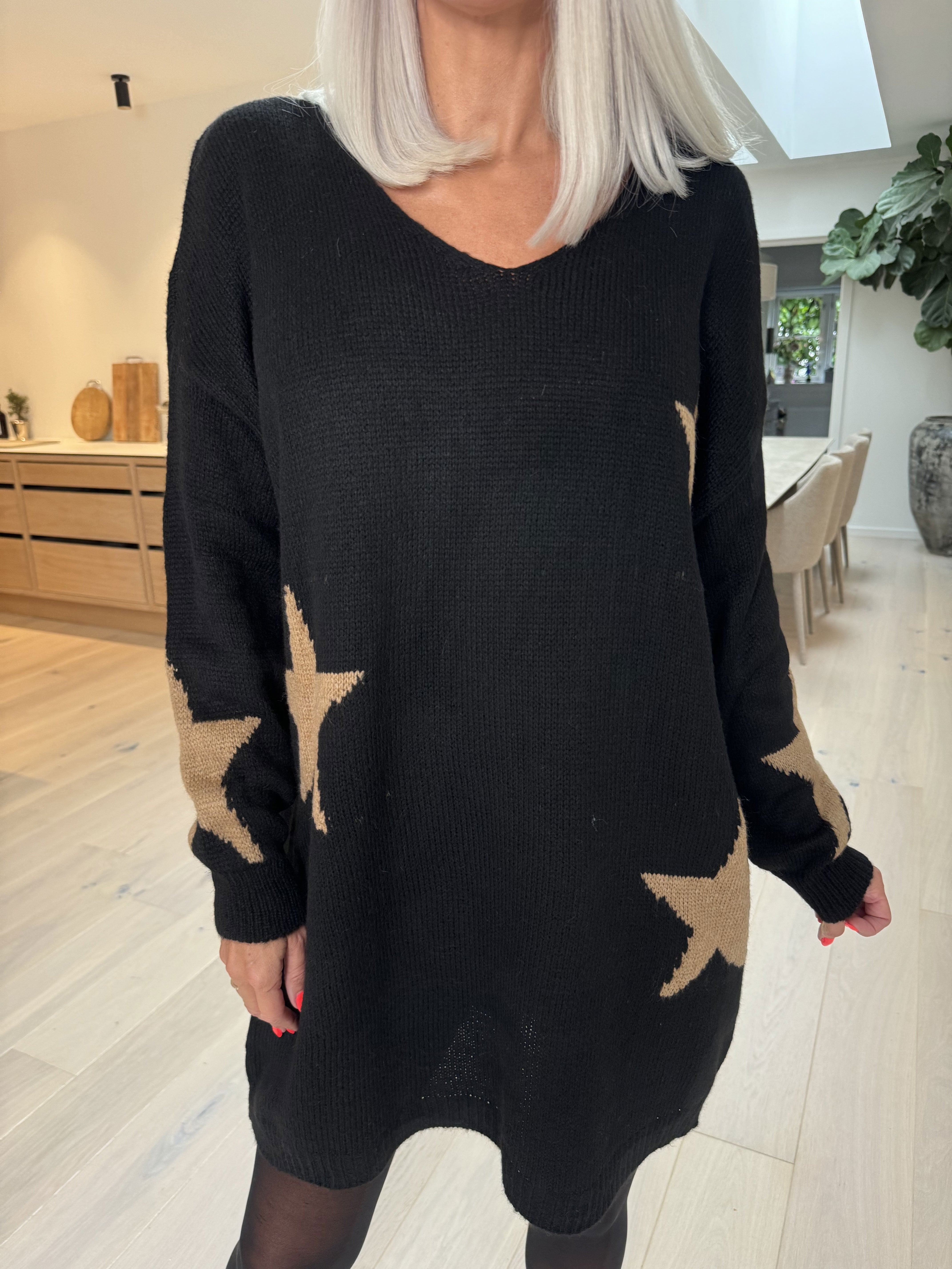 Zaria - Strikkjole med stjerner og v-udskæring